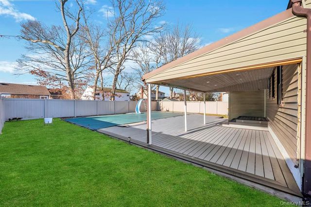 455 N Hamilton Avenue, Lindenhurst, NY 11757