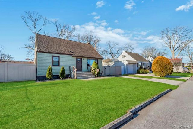 455 N Hamilton Avenue, Lindenhurst, NY 11757