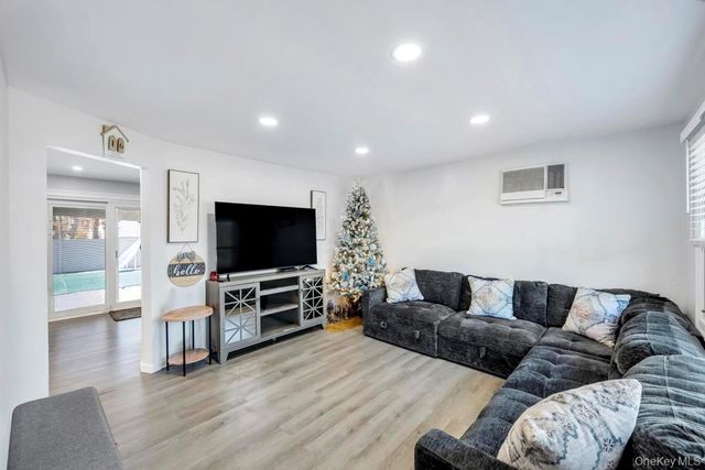 455 N Hamilton Avenue, Lindenhurst, NY 11757