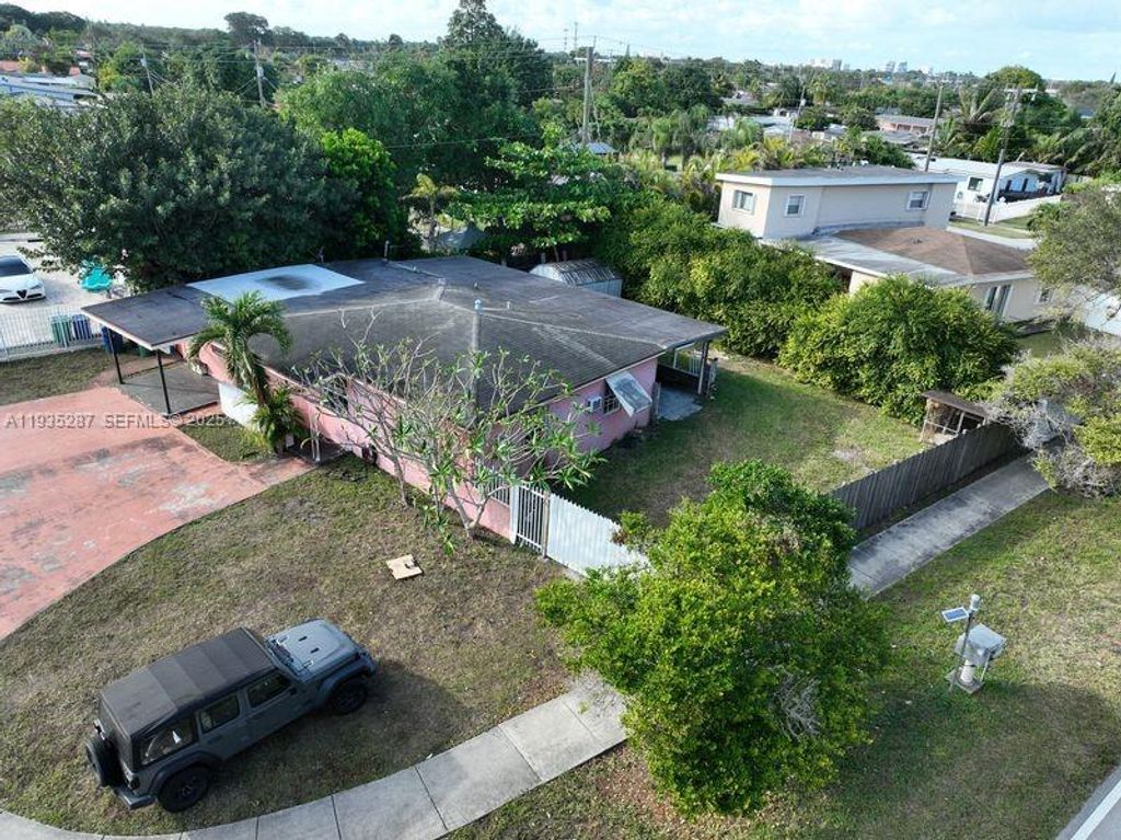 Image 2 of property listing at 9201 SW 43rd Ter, Miami, FL 33165