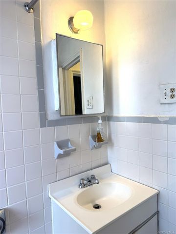 141-24 78th Road 3A, Kew Garden Hills, NY 11367