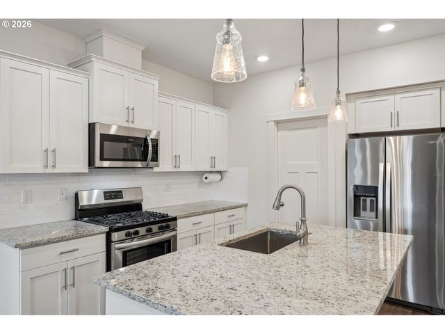 7249 Sw SPRUCE St, Portland, OR 97223