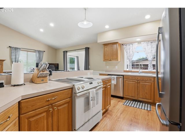 105 Toliver Rd, Molalla, OR 97038