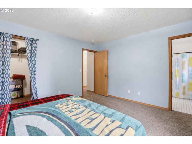 105 Toliver Rd, Molalla, OR 97038