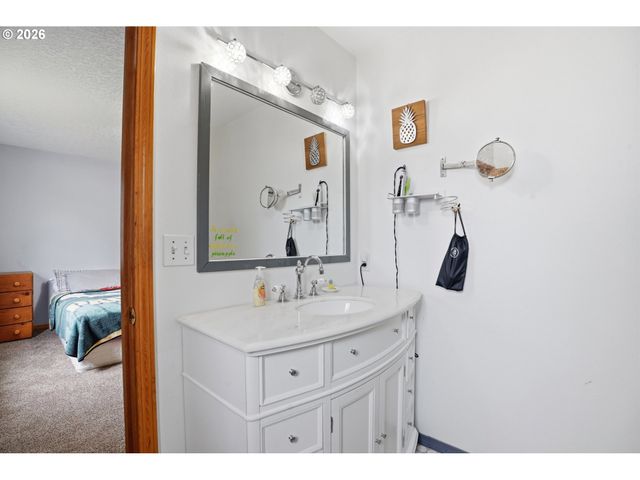 105 Toliver Rd, Molalla, OR 97038