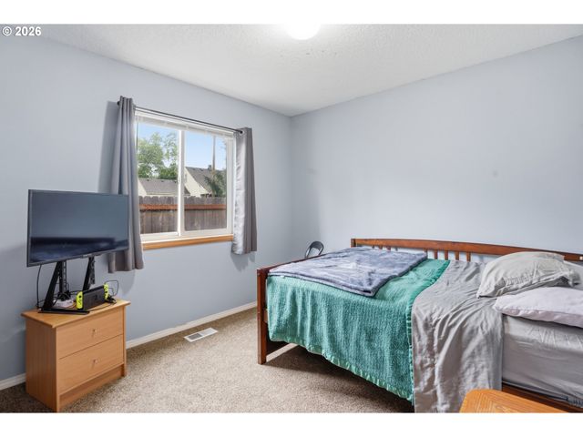 105 Toliver Rd, Molalla, OR 97038
