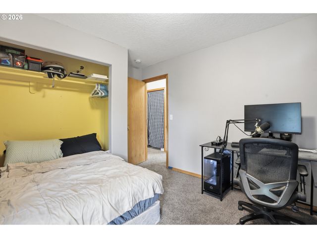 105 Toliver Rd, Molalla, OR 97038