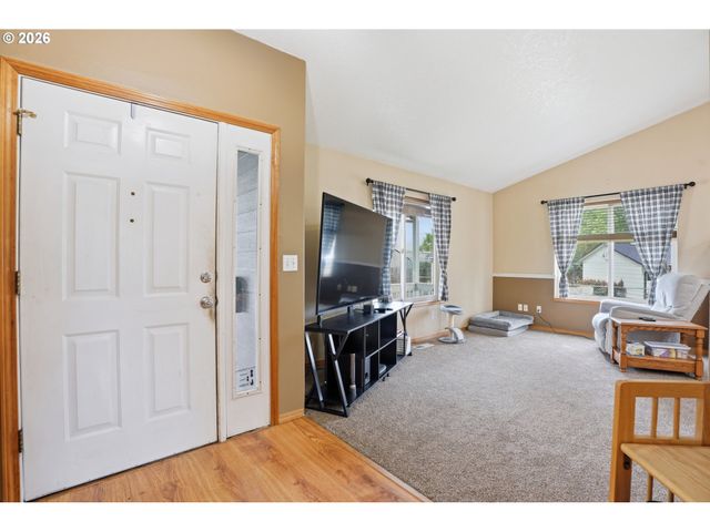 105 Toliver Rd, Molalla, OR 97038