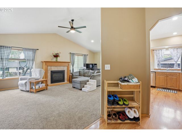 105 Toliver Rd, Molalla, OR 97038
