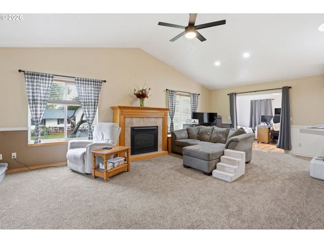 105 Toliver Rd, Molalla, OR 97038