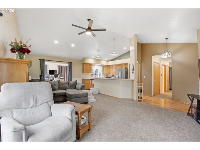 105 Toliver Rd, Molalla, OR 97038
