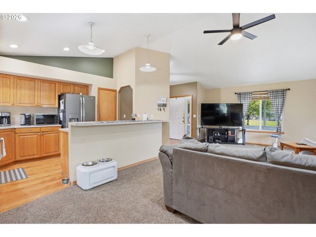 105 Toliver Rd, Molalla, OR 97038