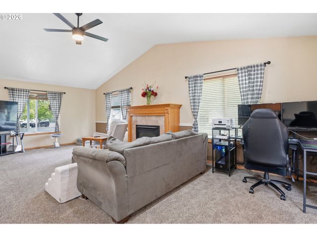 105 Toliver Rd, Molalla, OR 97038