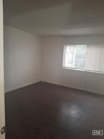 6021 Almendra Avenue B, Bakersfield, CA 93309