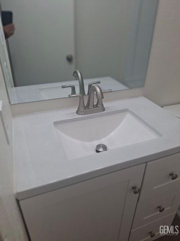 6021 Almendra Avenue B, Bakersfield, CA 93309