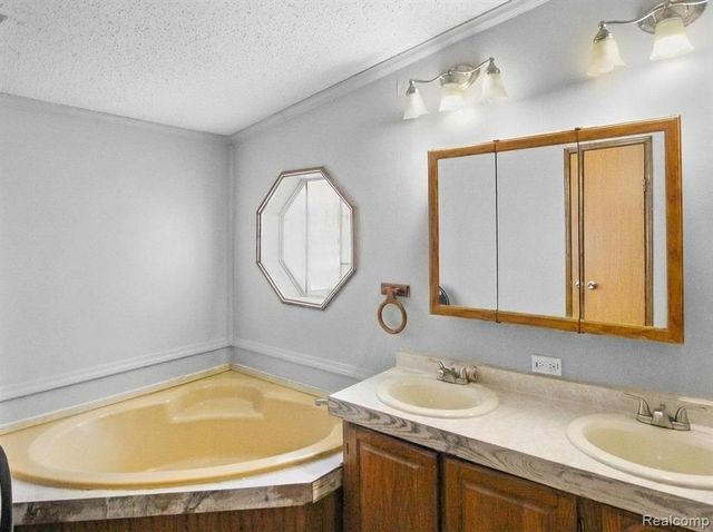 39200 Harbor, New Boston, MI 48164