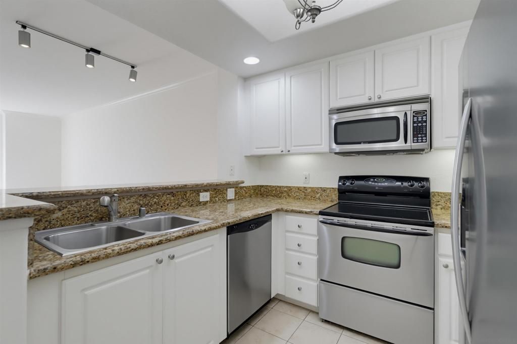 Image 2 of property listing at 4175 Executive Dr G205, La Jolla, CA 92037
