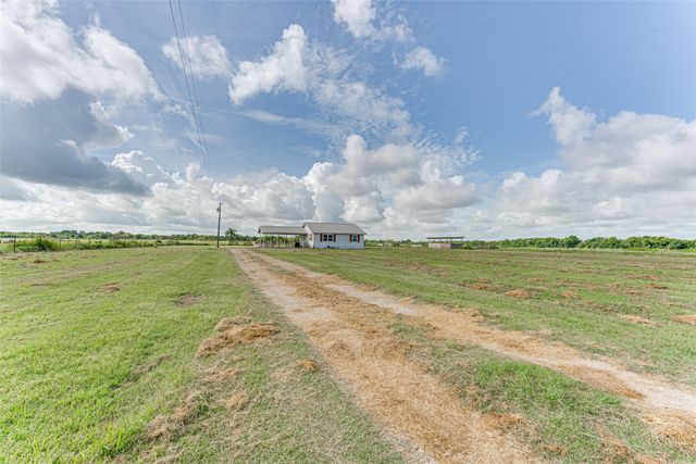 1300 W Fannin Street, Rice, TX 75155