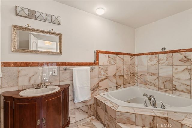 7061 Kester C, Van Nuys, CA 91405