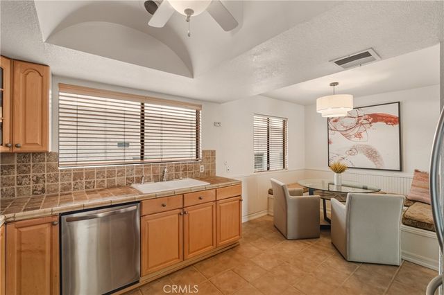 7061 Kester C, Van Nuys, CA 91405