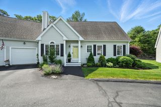 7 Fellowship Cir 7, Plymouth, MA 02360