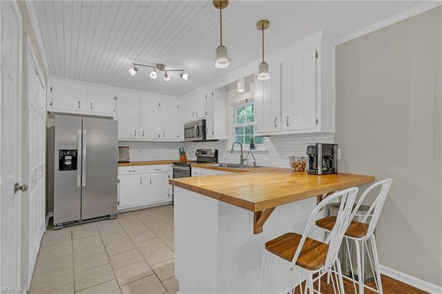 6711 Lake View DR, Gloucester, VA 23061