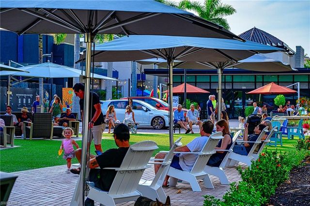 833 Reef Point CIR, Naples, FL 34108