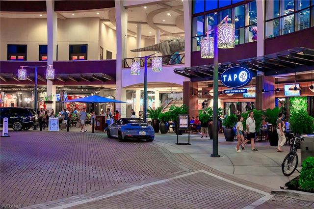 833 Reef Point CIR, Naples, FL 34108