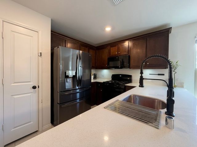 14033 Earlham Street, Pilot Point, TX 76258