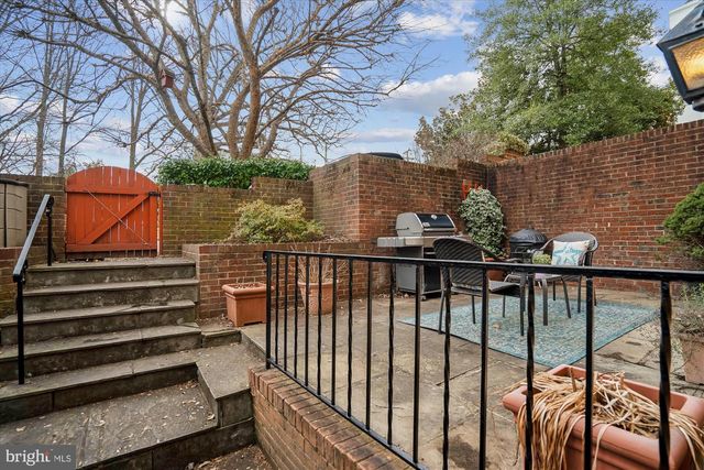 1326 N LYNNBROOK DR, Arlington, VA 22201