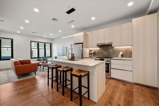 211 Condor St 7, Boston, MA 02128