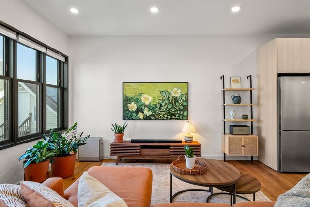 211 Condor St 7, Boston, MA 02128