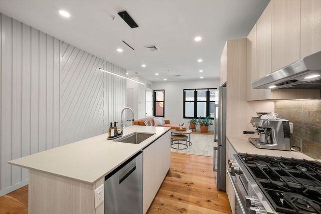 211 Condor St 7, Boston, MA 02128