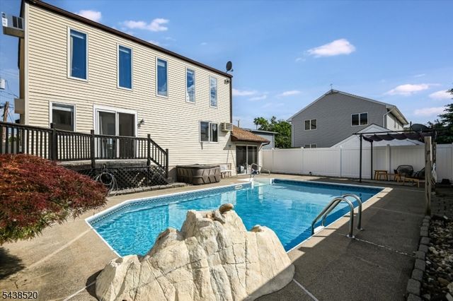532 2nd St, Carlstadt Boro, NJ 07072