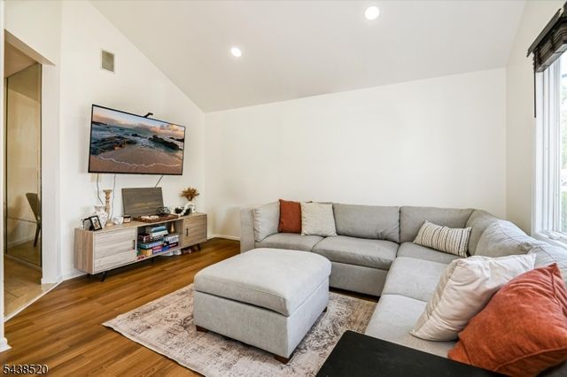 532 2nd St, Carlstadt Boro, NJ 07072