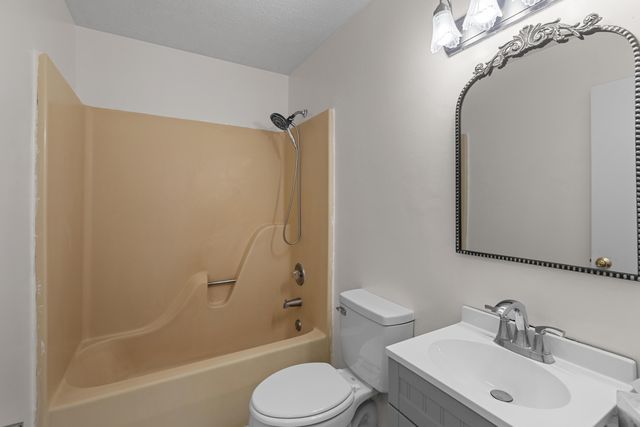 10 Pocahontas, Winchester, KY 40391