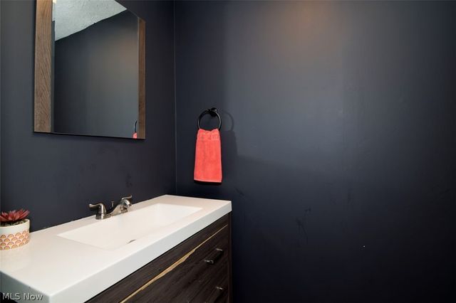 1031 E Wallings Road, Broadview Heights, OH 44147