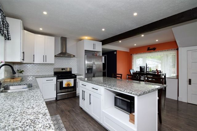 1031 E Wallings Road, Broadview Heights, OH 44147