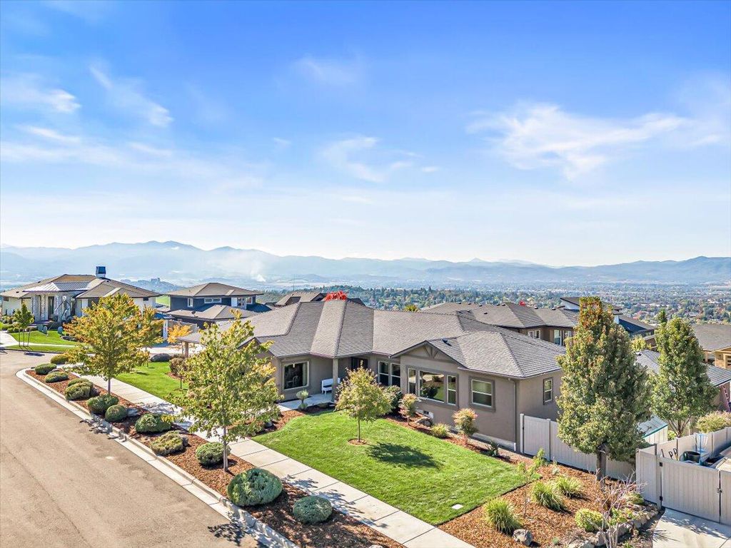 1835 Plateau Drive, Medford, OR 97504