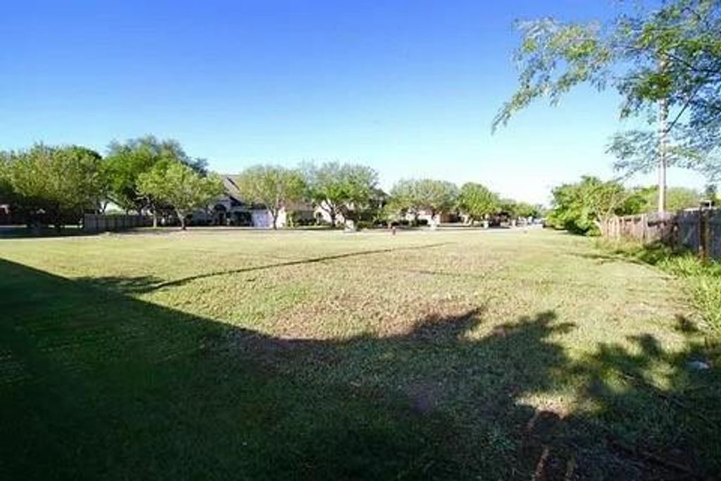 8802 Shiloh Avenue, Texas City, TX 77591