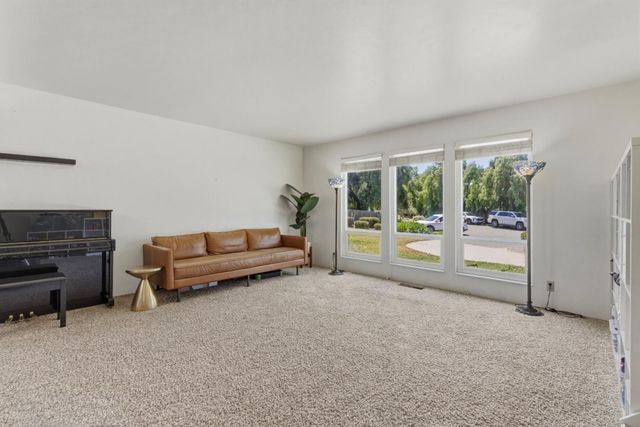 1660 Sunnyslope Road, Hollister, CA 95023