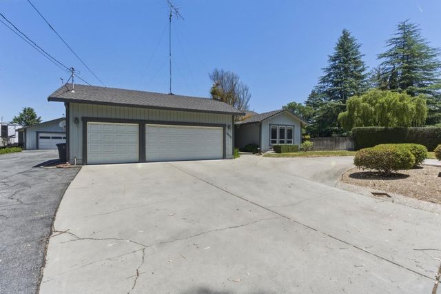1660 Sunnyslope Road, Hollister, CA 95023
