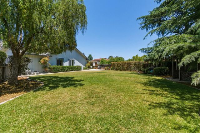 1660 Sunnyslope Road, Hollister, CA 95023