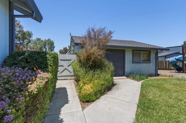 1660 Sunnyslope Road, Hollister, CA 95023