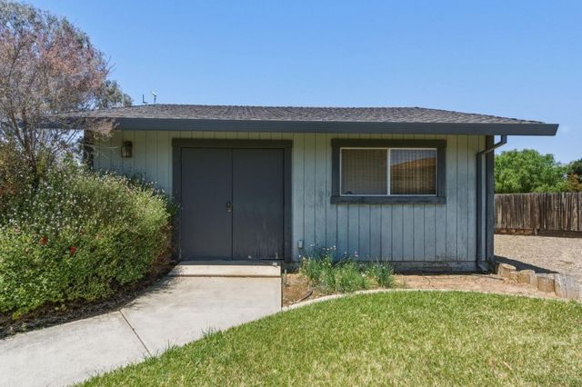 1660 Sunnyslope Road, Hollister, CA 95023