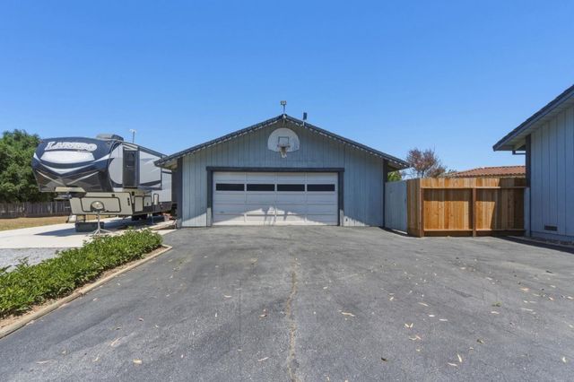 1660 Sunnyslope Road, Hollister, CA 95023