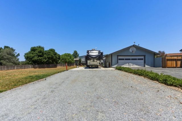 1660 Sunnyslope Road, Hollister, CA 95023