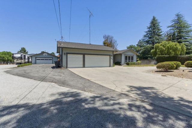 1660 Sunnyslope Road, Hollister, CA 95023