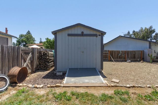 1660 Sunnyslope Road, Hollister, CA 95023