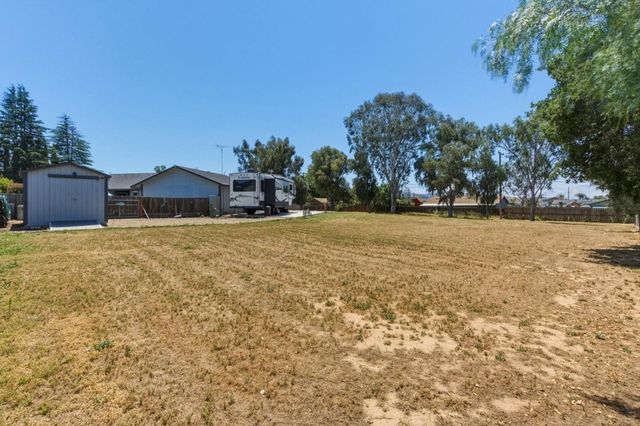 1660 Sunnyslope Road, Hollister, CA 95023